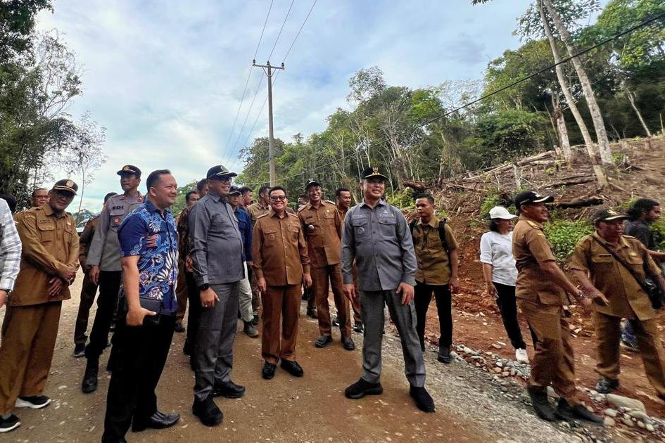 Gubernur Kalimantan Barat Ria Norsan meninjau langsung pembangunan jalan di pedalaman khususnya di jalan Poros Kota Baru hingga Kecamatan Nanga Sokan, Kabupaten Melawi.