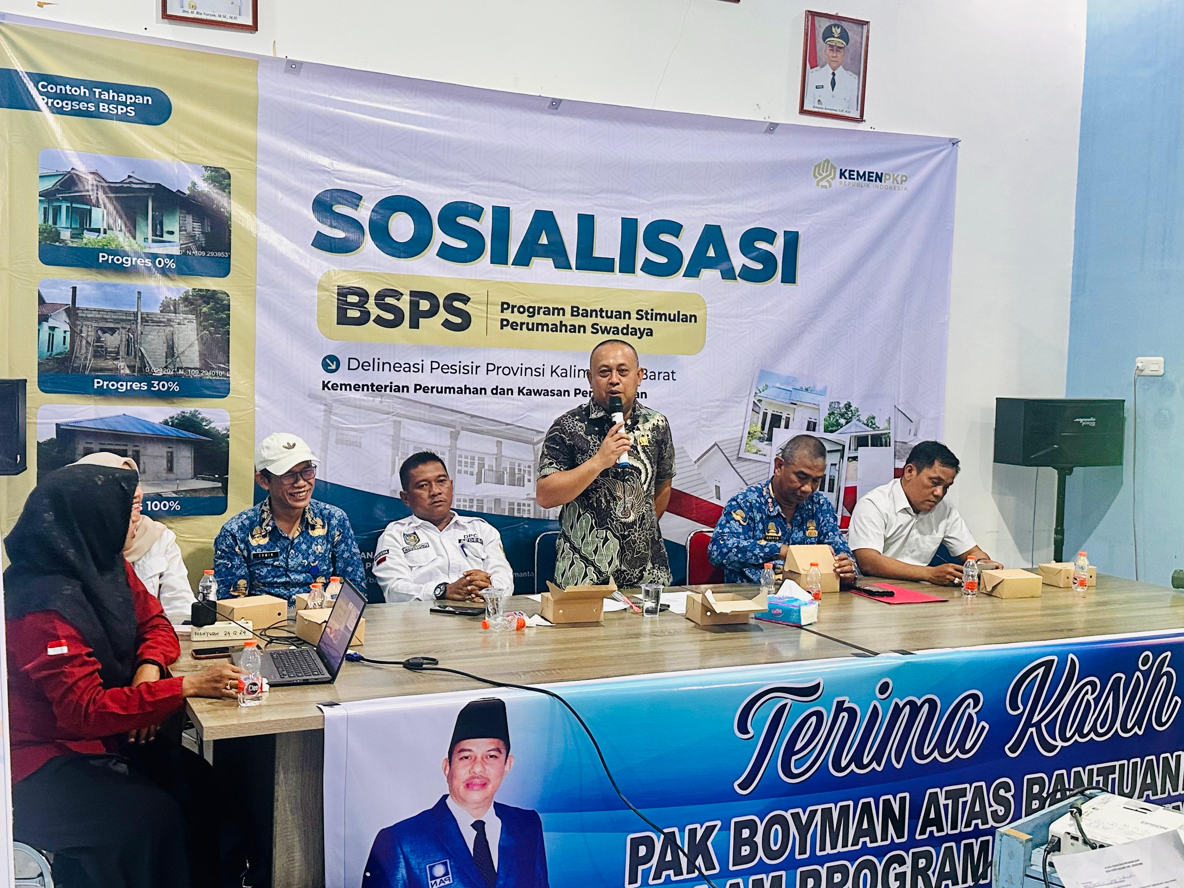 SOSIALISASI: Ketua DPD PAN Kabupaten Mempawah, memberikan sambutan saat sosialisasi penerima bantuan BSPS di Desa Peniti Dalam 2.