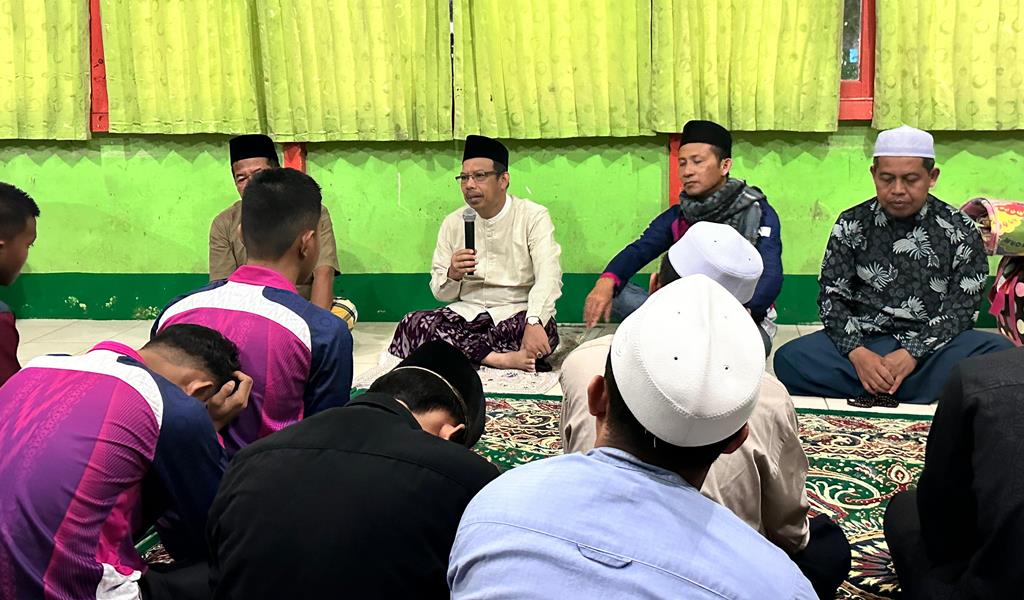 ARAHAN: Ismail saat memberikan arahan kepada kafilah MTQ Mempawah.