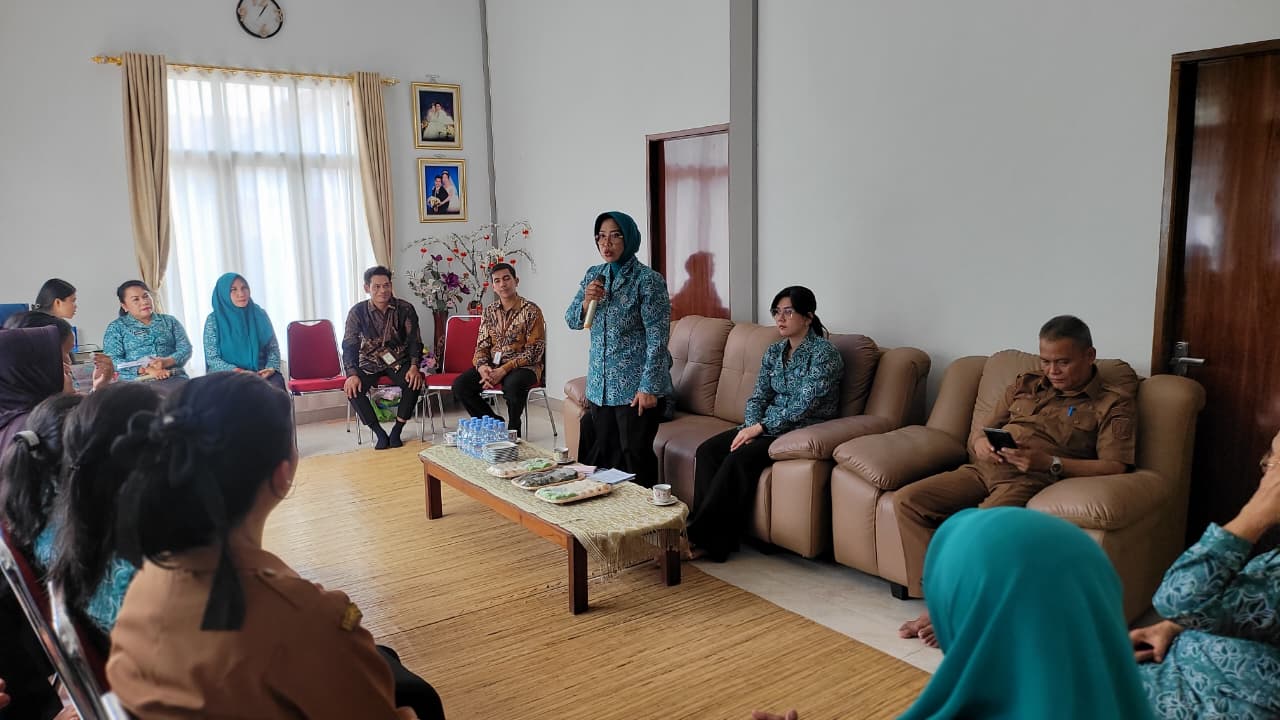 KUNKER: Ketua TP PKK Provinsi Kalimantan Barat saat kunjungan kerja dan monitoring evaluasi PKK Provinsi di daerah tersebut.