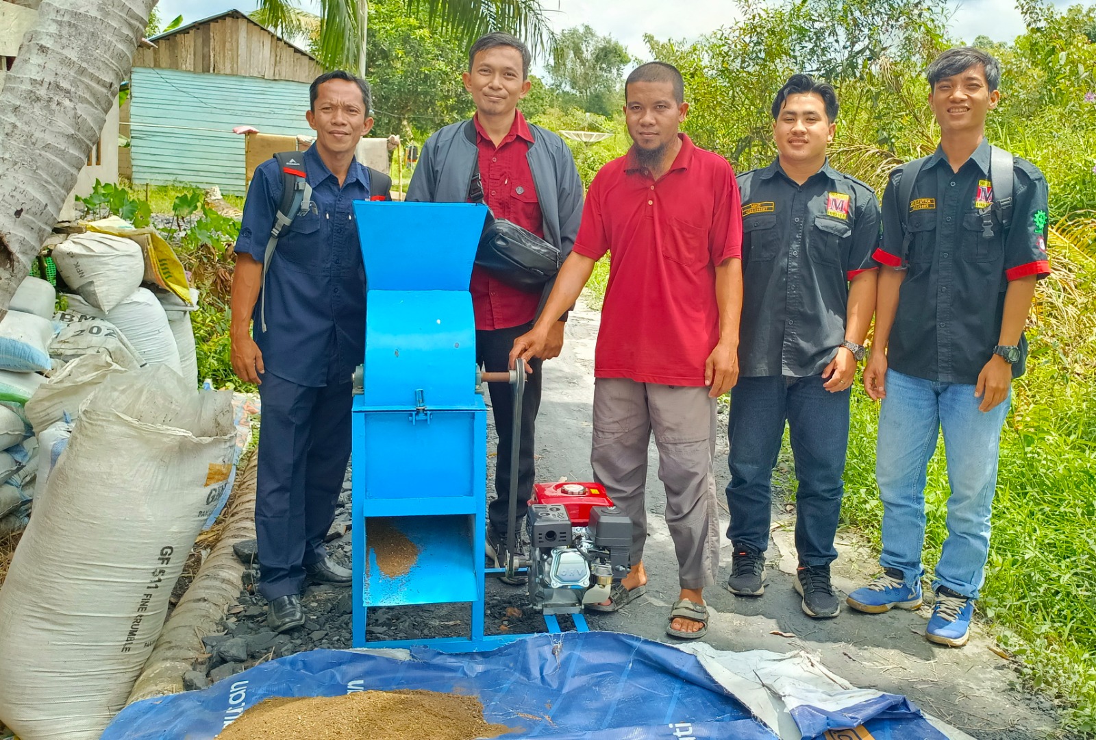 Tim PKM Poltesa saat serahkan bantuan mesin pengolah limbah ternak untuk dijadikan pupuk organik.