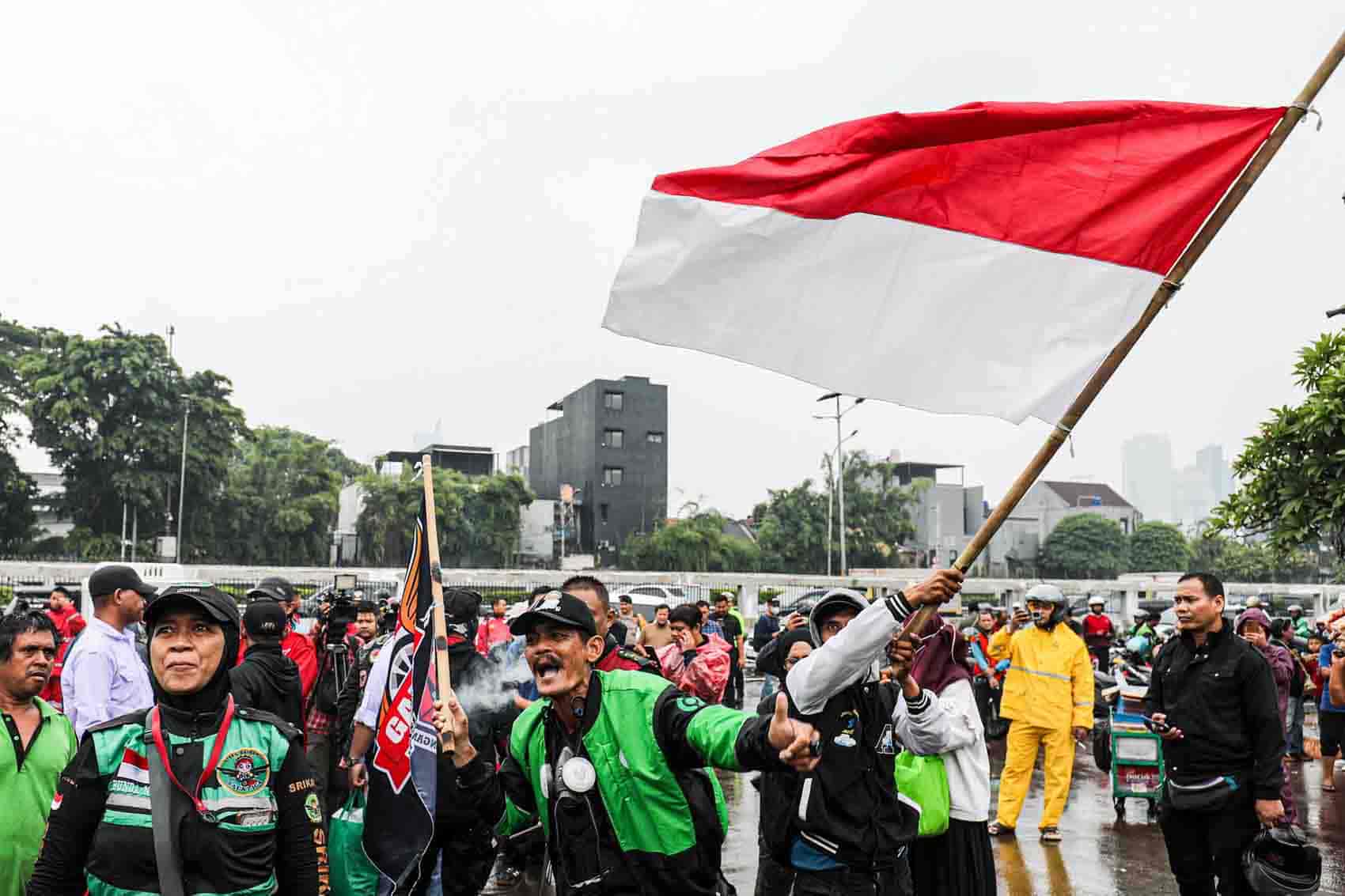 DEMO: Komunitas ojek online menggelar aksi unjukrasa di depan Gedung DPR kemarin (17/9).
