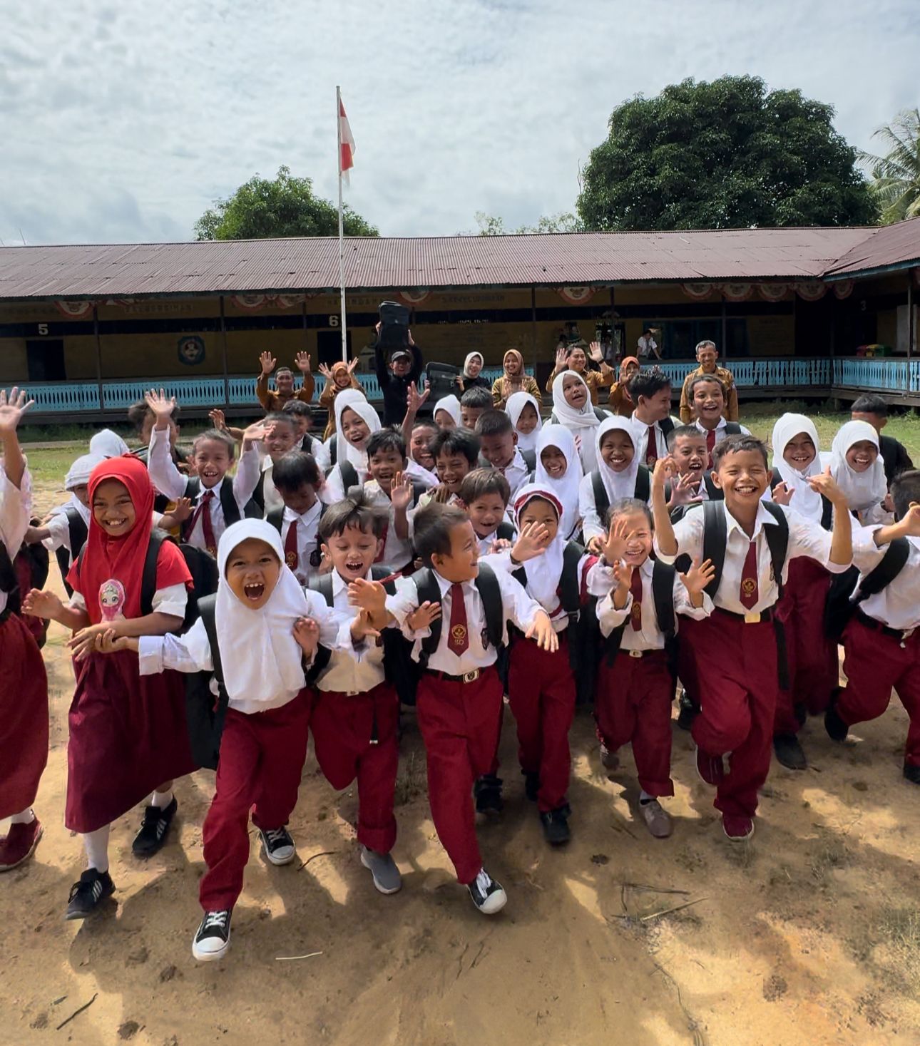 BANTUAN: Founder Tas Sekolah Anak Pedalaman Kalbar, Rita Hastarita, menyerahkan bantuan tas sekolah kepada siswa SDN 22 Batu Ampar di Pulau Telok Aek, Kecamatan Batu Ampar, Kubu Raya.