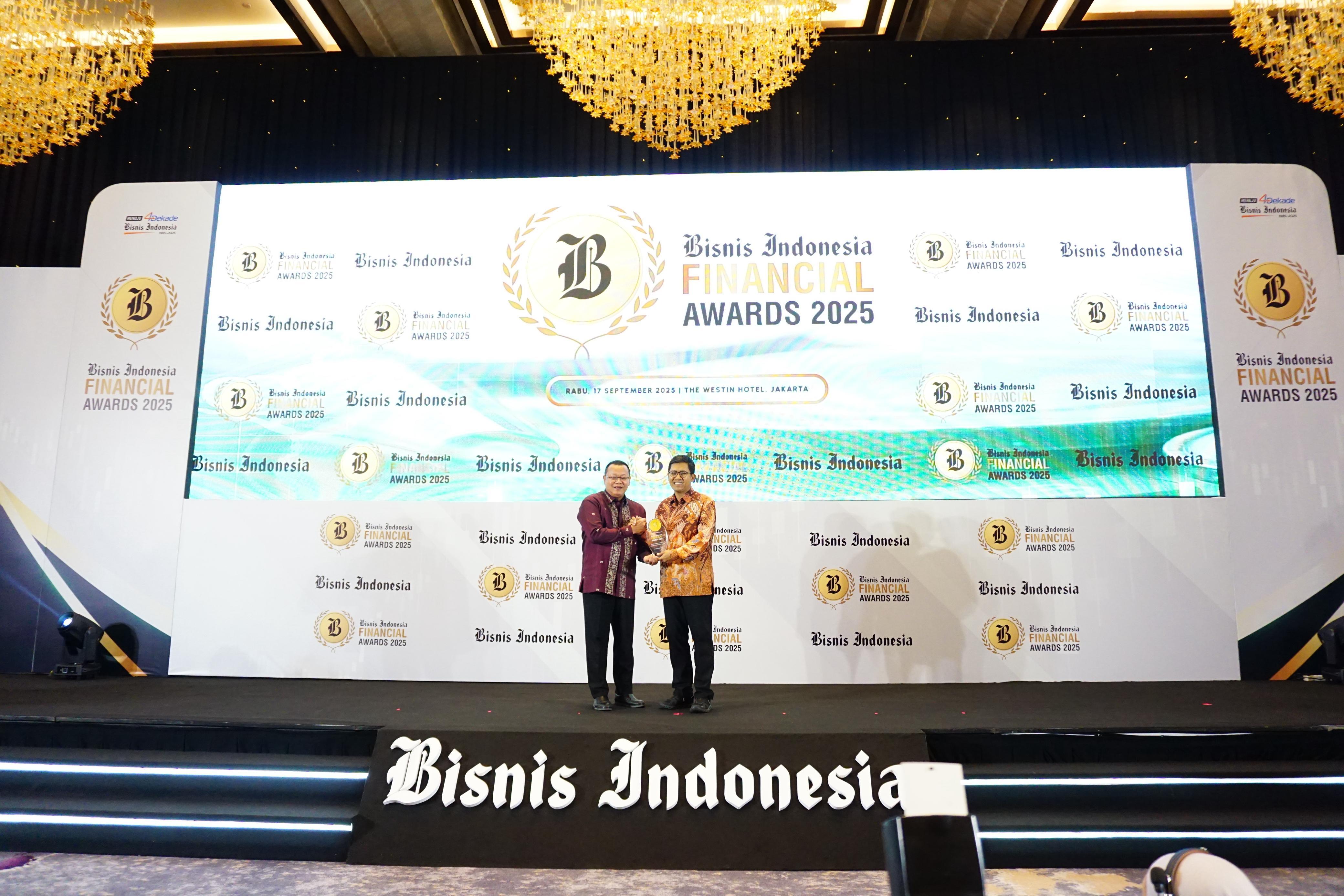 PENGHARGAAN : Dirut Bank Kalbar, Rokidi saat menerima penghargaan BIFA Award 2025, Rabu (17/9).