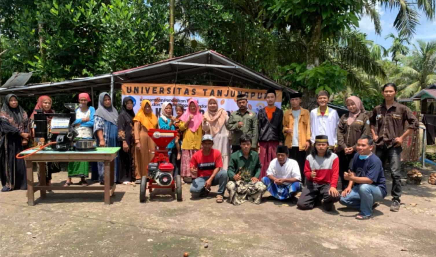 Foto bersama Tim PKM Universitas Tanjungpura dengan anggota Kelompok Tani Hidup Baru Desa Padi Jaya usai penyerahan hibah mesin pengolahan kopi, Sabtu (30/8/2025).