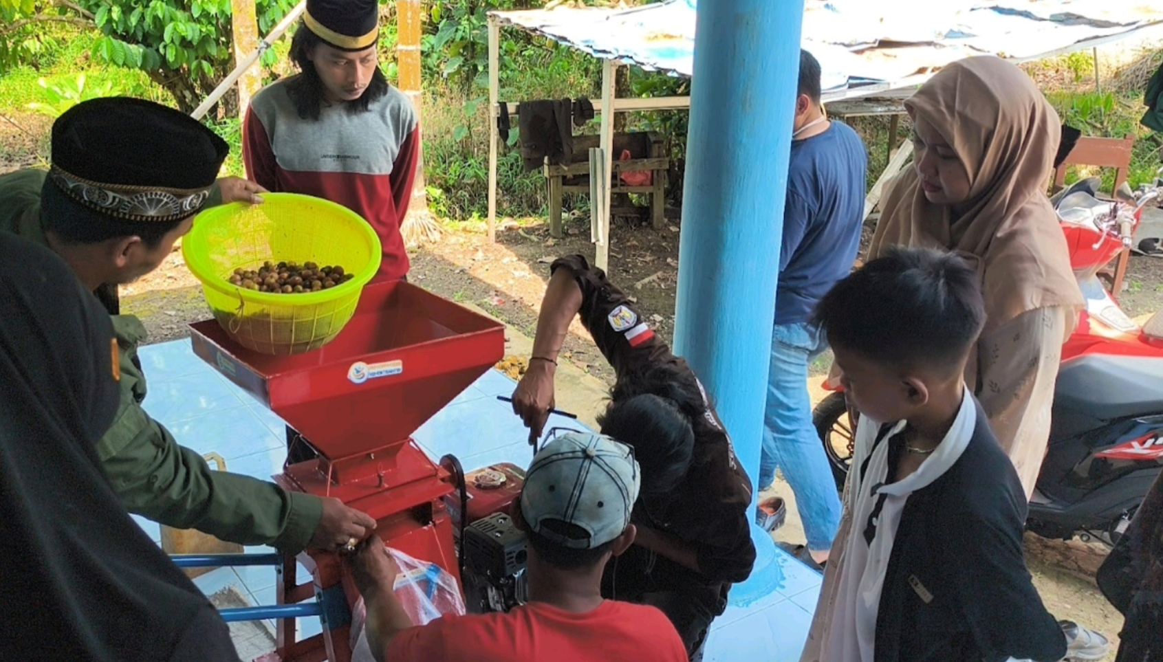 Uji coba mesin pengupas kulit kopi dan mesin sangrai bantuan Tim PKM Universitas Tanjungpura untuk Kelompok Tani Hidup Baru, Desa Padi Jaya, Kabupaten Kubu Raya.