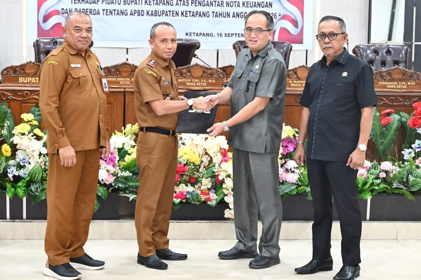 PANDANGAN UMUM : Wakil Ketua DPRD Ketapang, Mateus Yudi, menyerahkan naskah pandangan umum kepada Sekda Ketapang, Repalianto, Selasa (16/9).