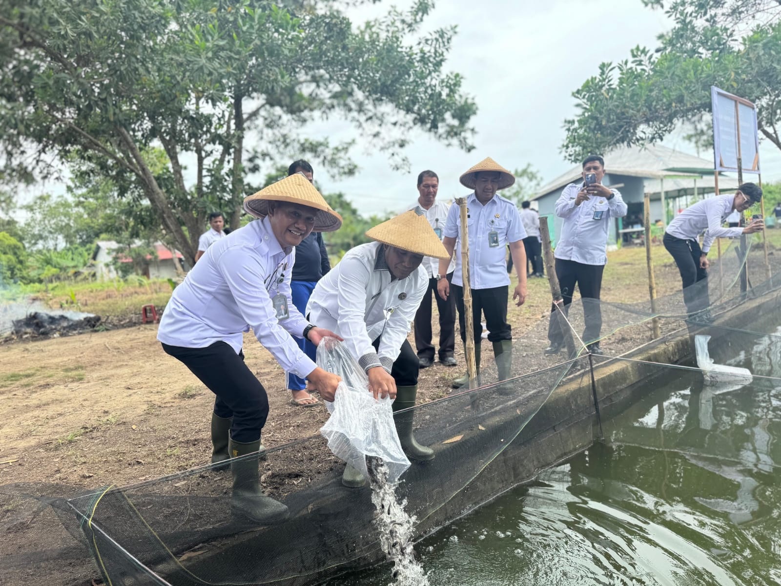BIBIT : Kakanwil Ditjenpas Kalbar, Jayanta, didampingi Kalapas Ketapang, Jonson Manurung, menebar 1.000 benih ikan di Sarana Asimilasi dan Edukasi (SAE) Lapas Ketapang, Rabu (17/9).