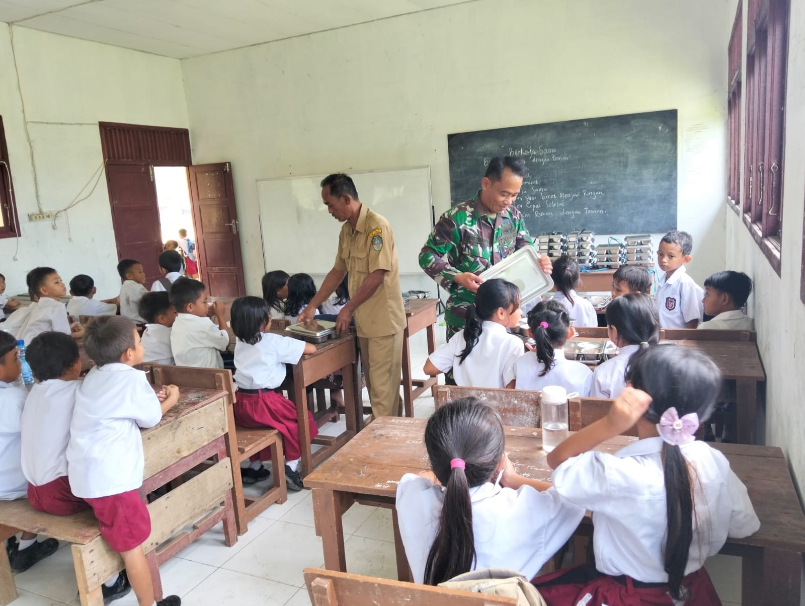 MBG : Danramil 05/Menyuke Kapten Arm Fauzi didampingi Babinsa saat melakukan monitoring Makan Bergizi Gratis (MBG) di SD Negeri 04 Tembawang Bale Kecamatan Banyuke Hulu.