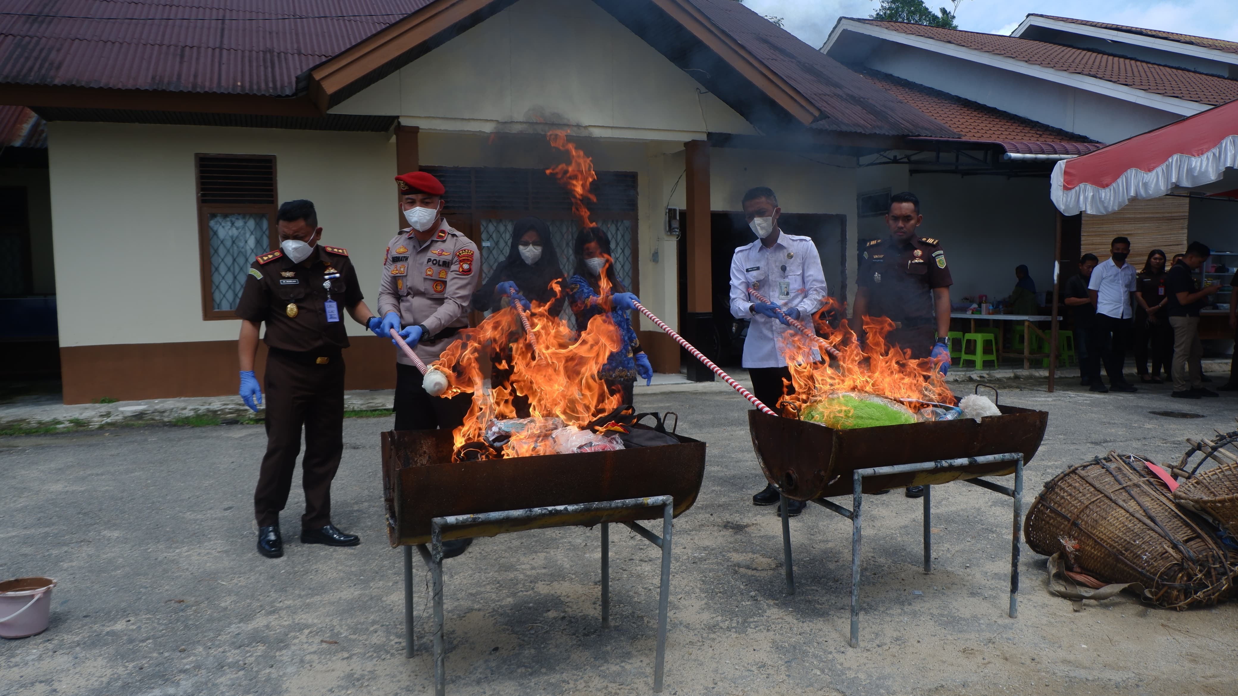 PEMUSNAHAN : Kejaksaan Negeri Landak melakukan pemusnahan barang bukti Narkoba dan tindak pidana umum yang telah berkekuatan hukum tetap, di halaman Kejari Landak