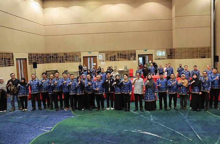 PELATIHAN: Wali Kota Singkawang Tjhai Chui Mie dan para peserta pelatihan ALAKE untuk camat dan lurah se-Kota Singkawang berfoto bersama.
