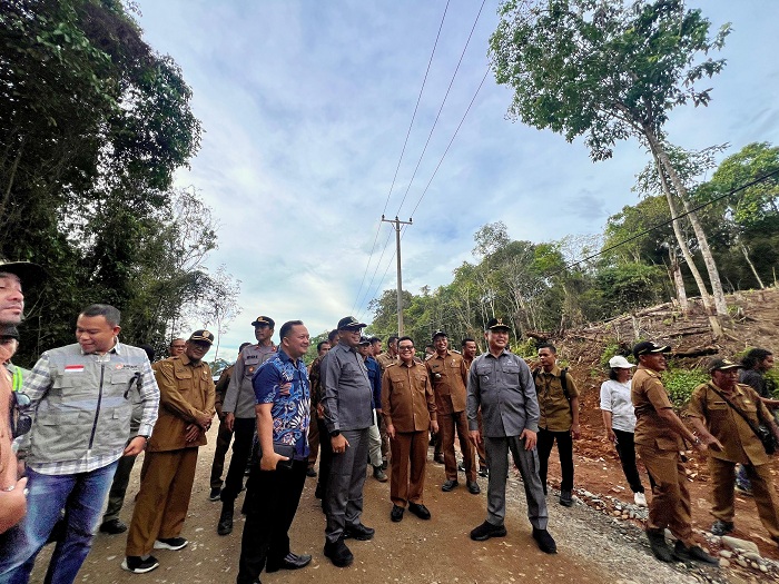 TINJAU: Gubernur Ria Norsan meninjau kondisi jalan provinsi di Melawi untuk memastikan perbaikan berjalan sesuai target.