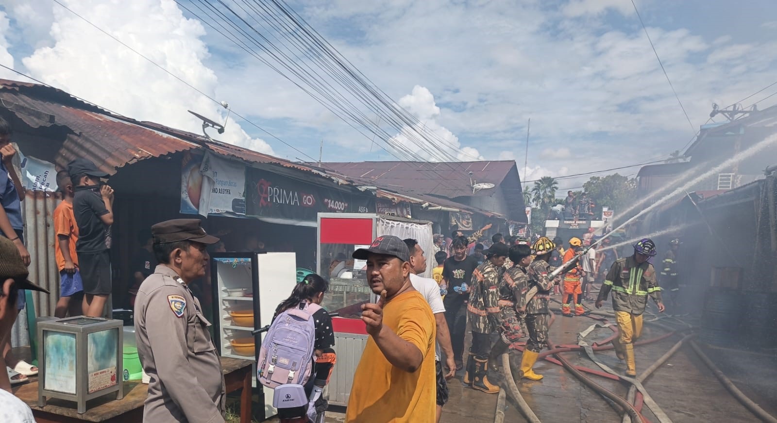 PADAMKAN API: Petugas damkar berupaya memadamkan api yang melahap deretan ruko di Pasar Senggol Kuala Dua, Sungai Raya, Selasa (16/9).
