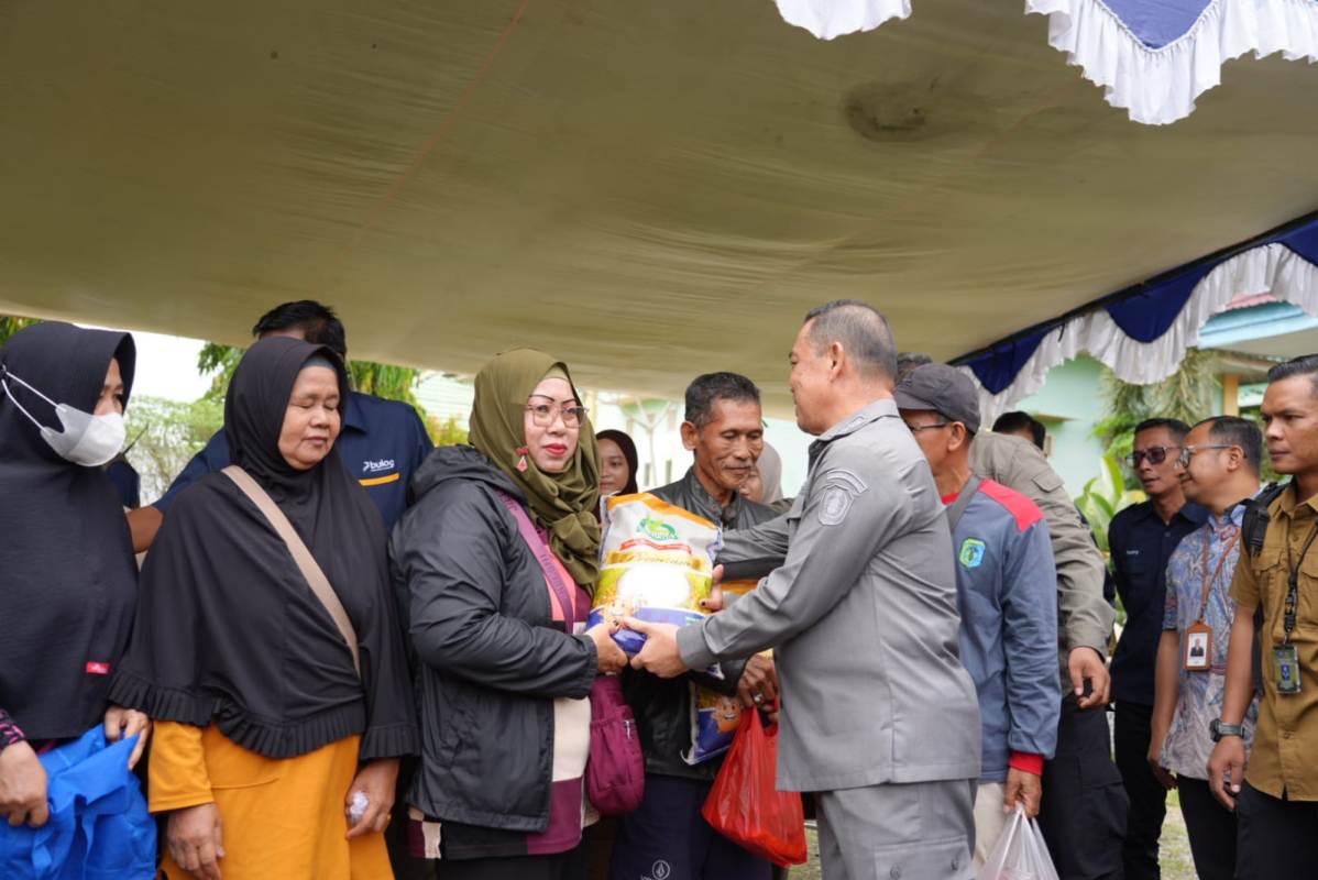 Pemprov Kalbar menggelar gelar pangan murah di Sintang, Selasa (16/9).