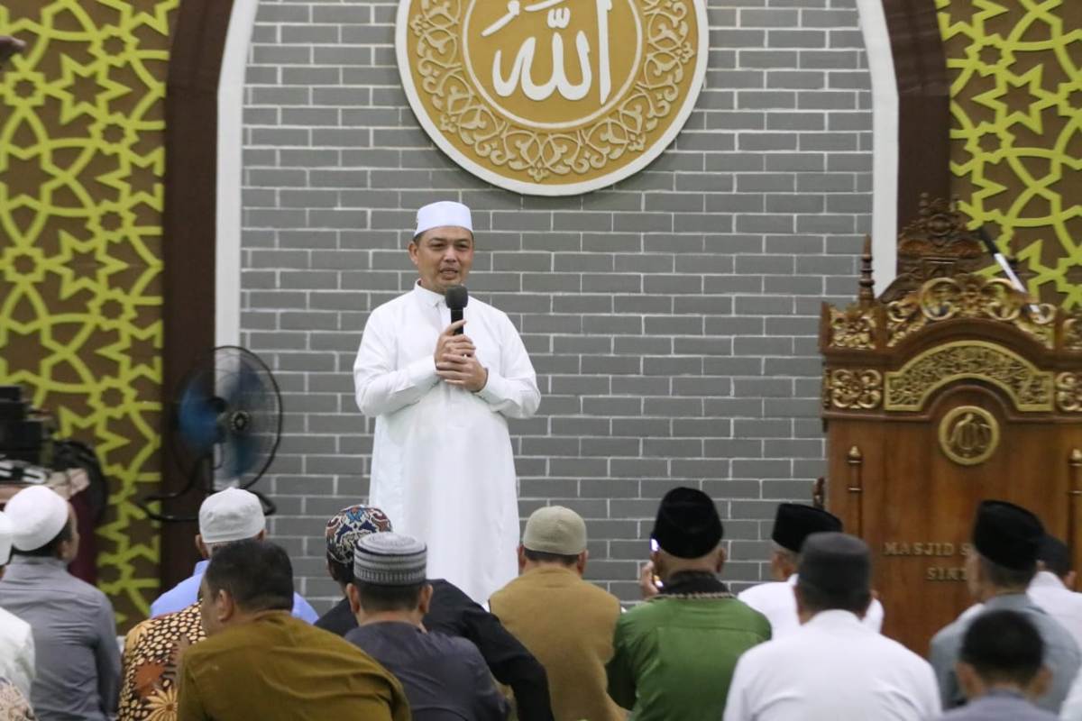 Gubernur Kalbar Ria Norsan menyampaikan tausiyah subuh di Masjid Syuhada Sintang, Selasa (16/9).