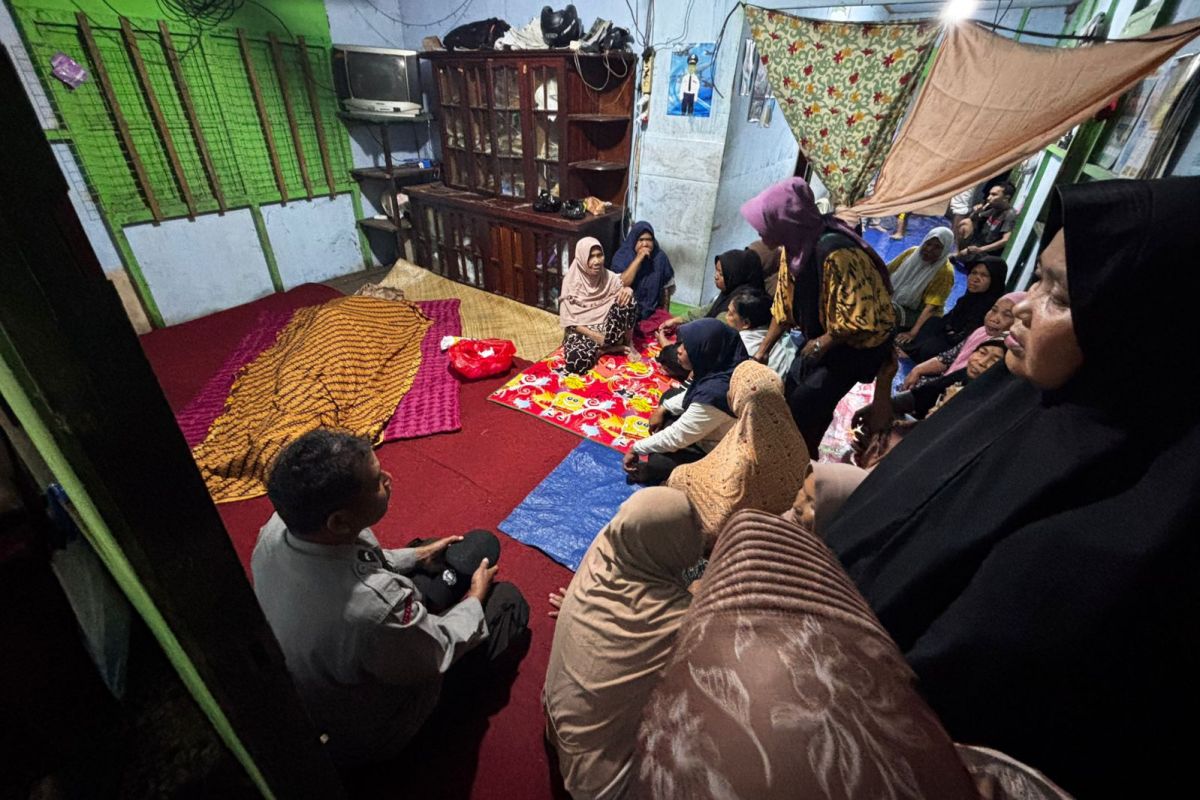 warga terlihat medatangi kediaman almarhumah US (54) di Dusun Keramat I, Desa Kuala Dua, Kecamatan Sungai Raya.