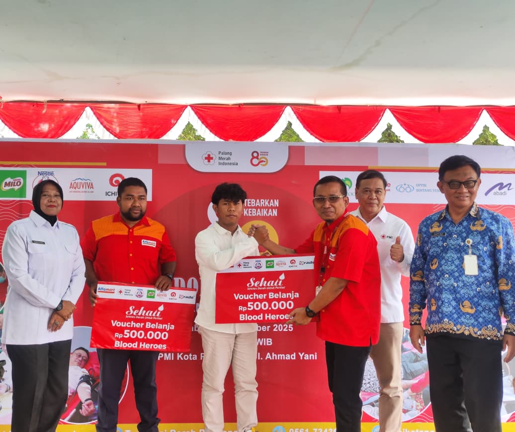 Alfamart bersama PMI Kota Pontianak gelar donor darah &lsquo;Sehati&rsquo;, wujud kepedulian untuk stok darah Indonesia.