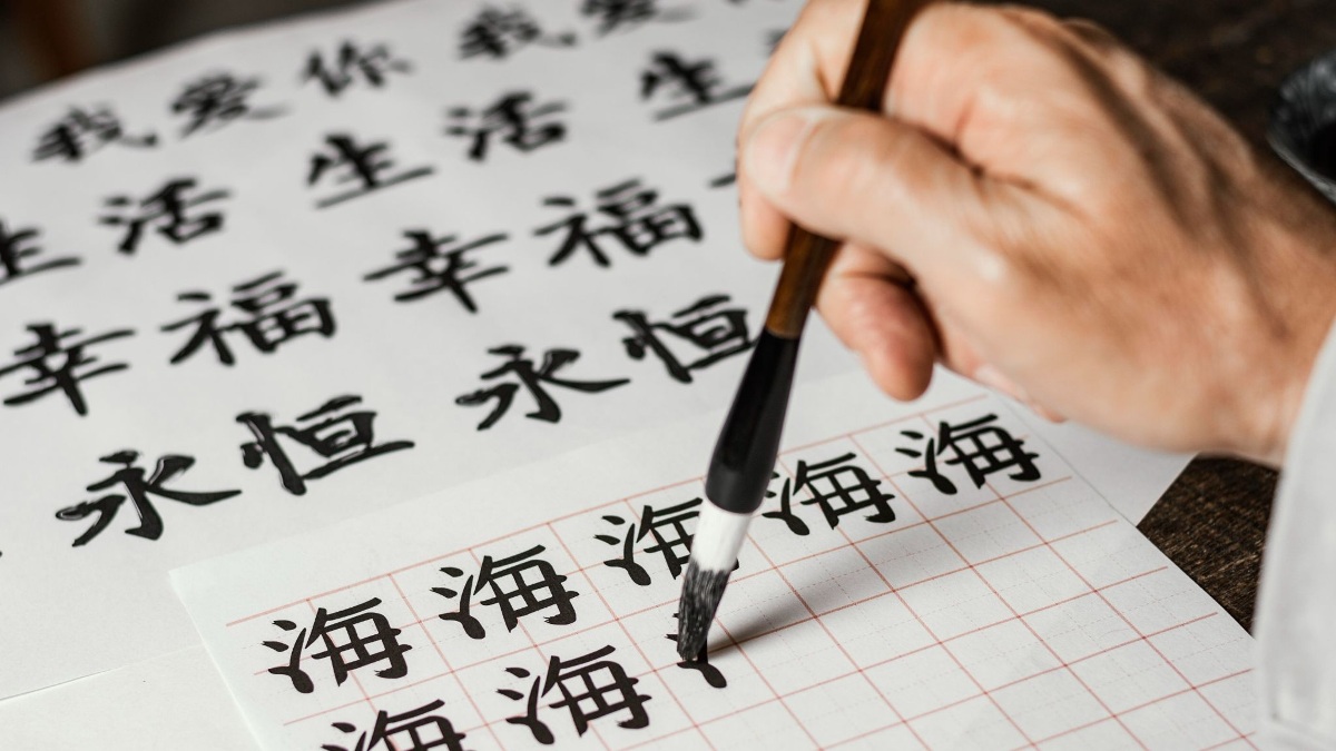 Ilustrasi belajar huruf dasar dalam bahasa mandarin.
