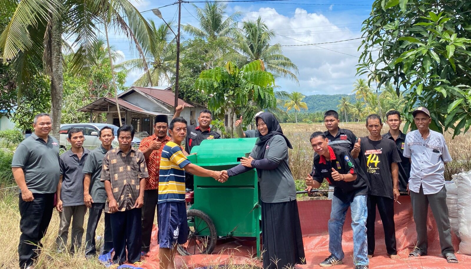 MAJUKAN PERTANIAN: Poltesa memberikan bantuan mesin perontok padi untuk Kelompok Tani Desa Bentunai.