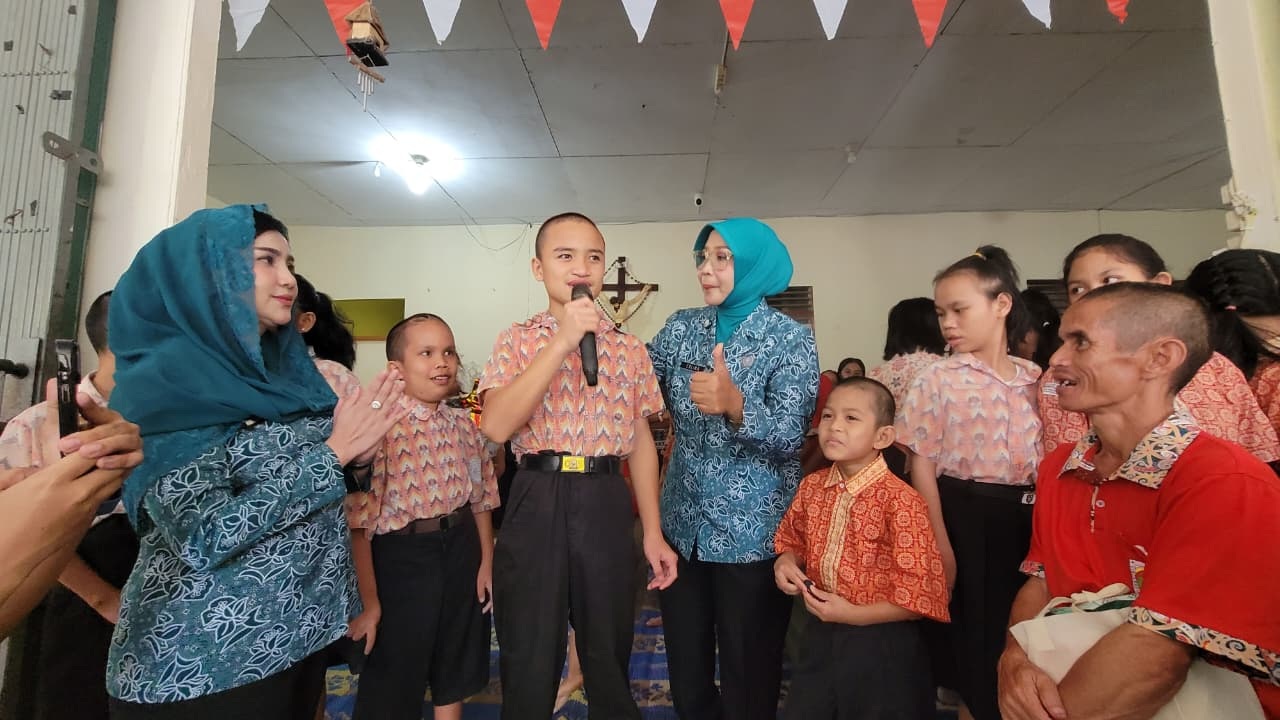 ANAK: Erlina berinteraksi dengan anak binaan Yayasan Bhakti Luhur Kabupaten Melawi.