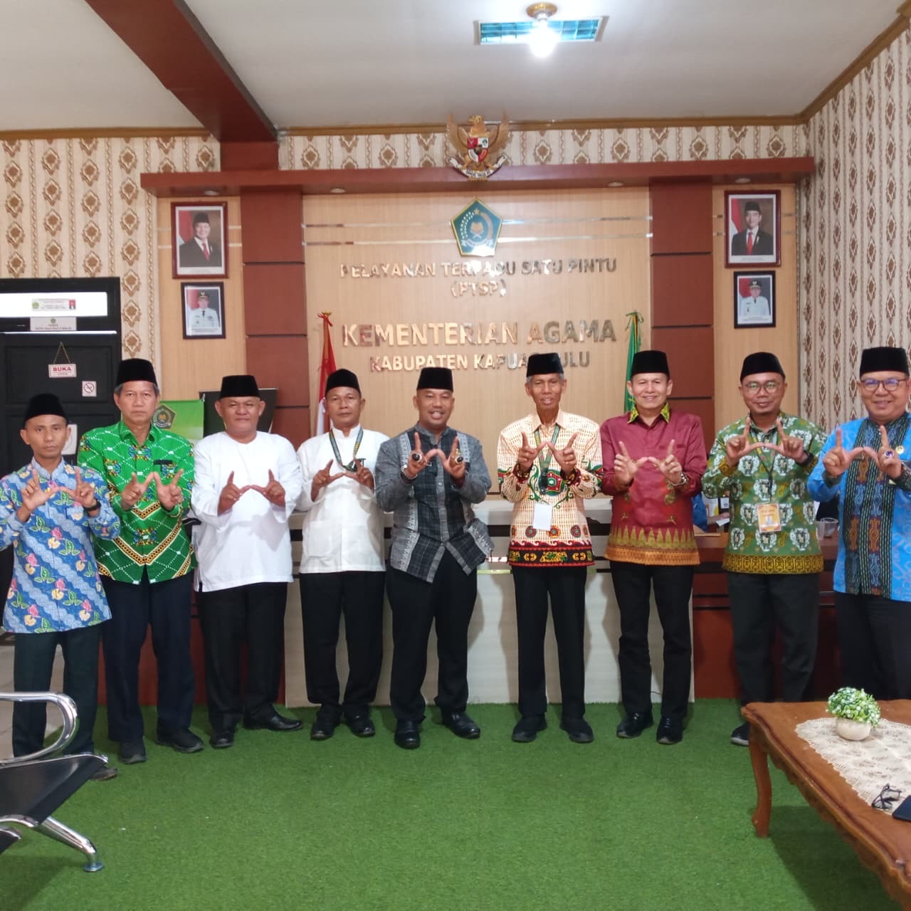 Pengurus BWI Provinsi Kalbar dan Kapuas Hulu berfoto bersama usai pertemuan sinergi pengelolaan wakaf di Kantor Kemenag Kapuas Hulu.