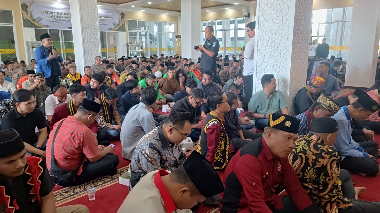 Peserta dari berbagai elemen duduk bersama dalam suasana hangat, berdiskusi soal demokrasi di Masjid An Nur Polda Kalbar