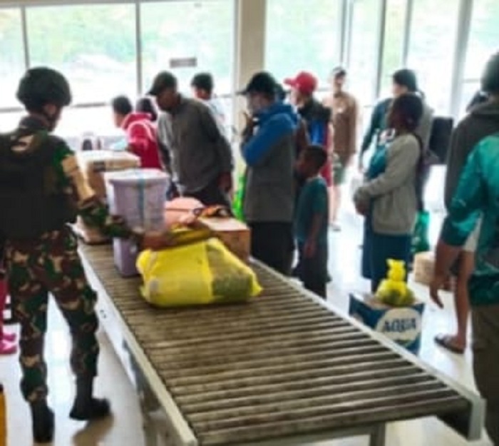 Prajurit Korpasgat Bandara Mulia bersama warga saat pemeriksaan logistik jelang HUT ke-29 Puncak Jaya.