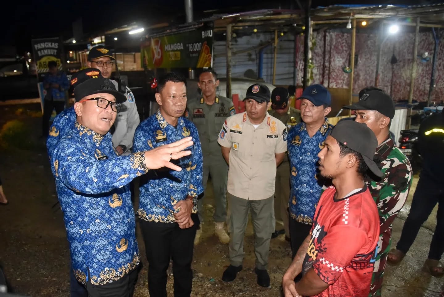 DIALOG:&nbsp; Bupati Kubu Raya Sujiwo saat berdialog dengan pemilik kios di Desa Durian, Kecamatan Sungai Ambawang, Rabu (17/9), sebelum mengeluarkan SP kedua untuk penertiban jalur hijau.