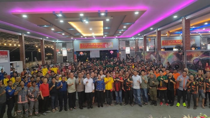 DIABADIKAN: Wali Kota Singkawang Tjhai Chui Mie berfoto bersama dengan pengurus dan anggota BPKS dalam acara silaturahmi dan makan malam bersama, Rabu (17/9).