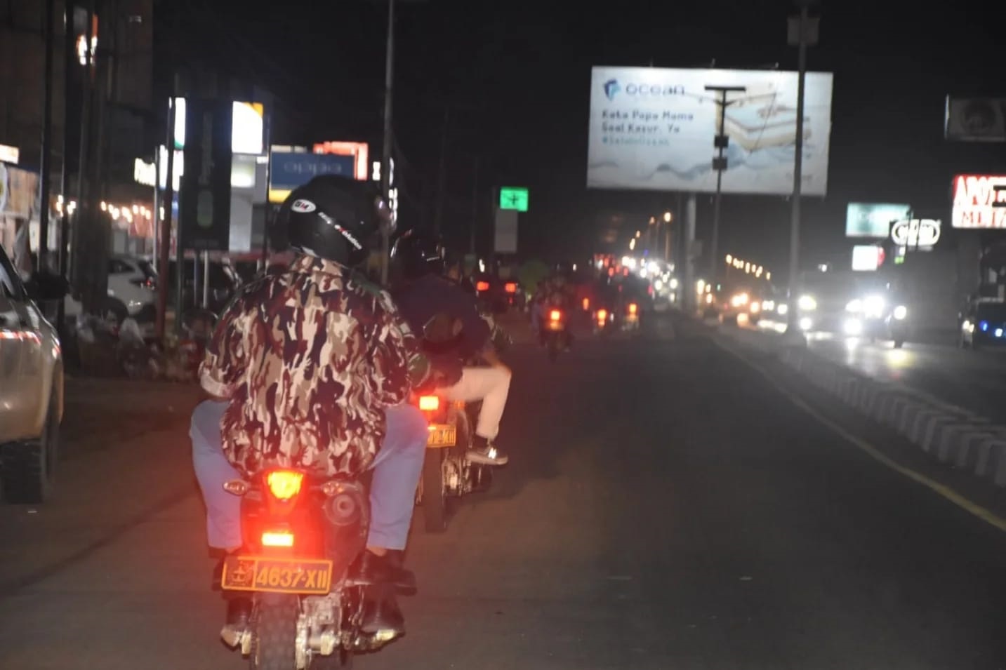 PATROLI BERSAMA: Anggota Kodim Sintang bersama ormas Banser dan FKPPI melaksanakan patroli malam menjaga kamtibmas di sejumlah titik di Kota Sintang.