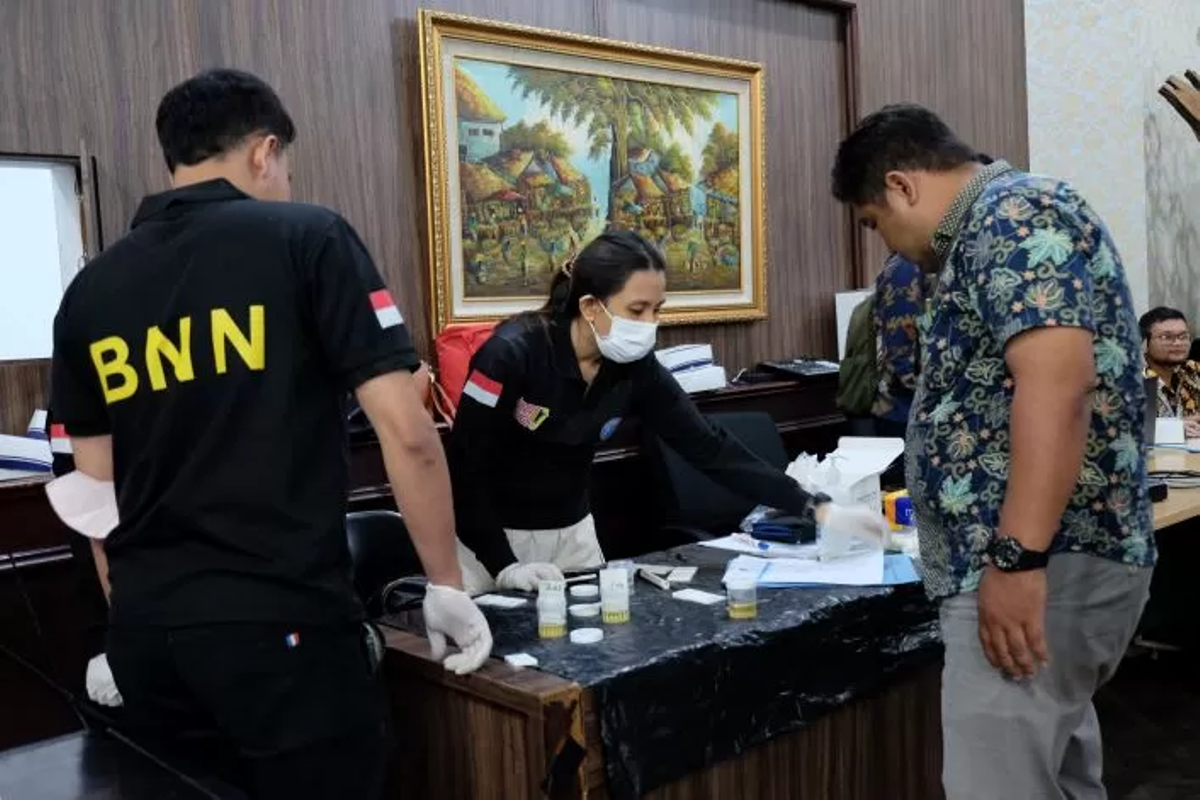 Ilustrasi BNN sedang melakukan tes urine.