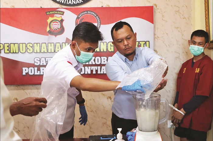 MUSNAHKAN : Kegiatan pemusnahan barang bukti ekstasi dan sabu yang digelar oleh Polresta Pontianak, Kamis (18/9).
