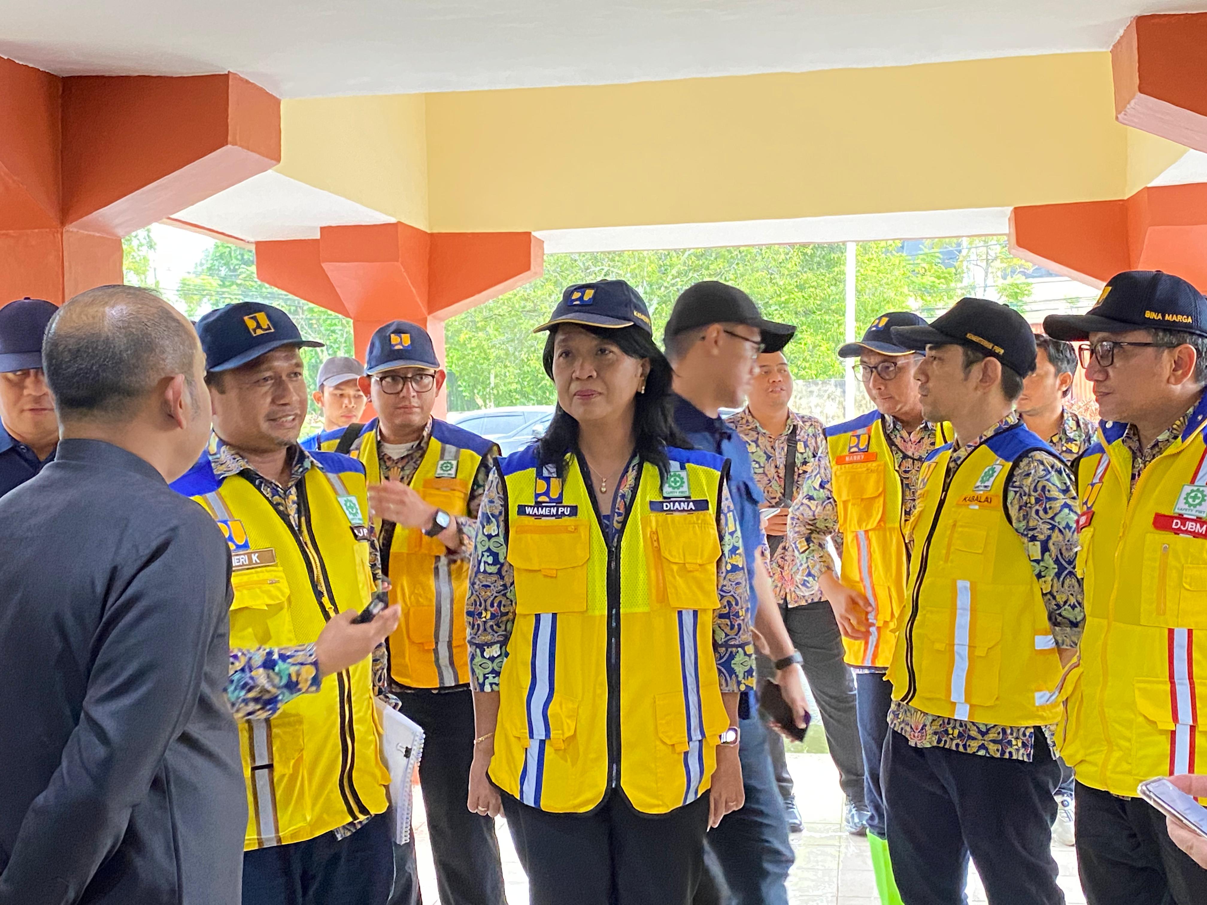 TINJAU : Wakil Menteri PUPR RI, Diana Kusumastuti, saat meninjau kesiapan Sekolah Rakyat Rintisan di BLKI Kota Pontianak, Selasa (17/9).