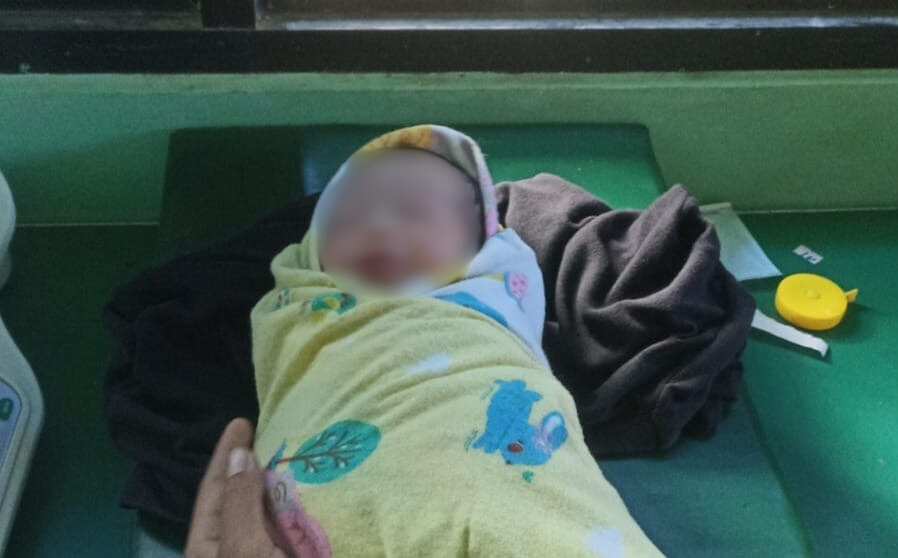 Penemuan bayi oleh warga di teras rumah warga yang beralamat di Jalan Negara.