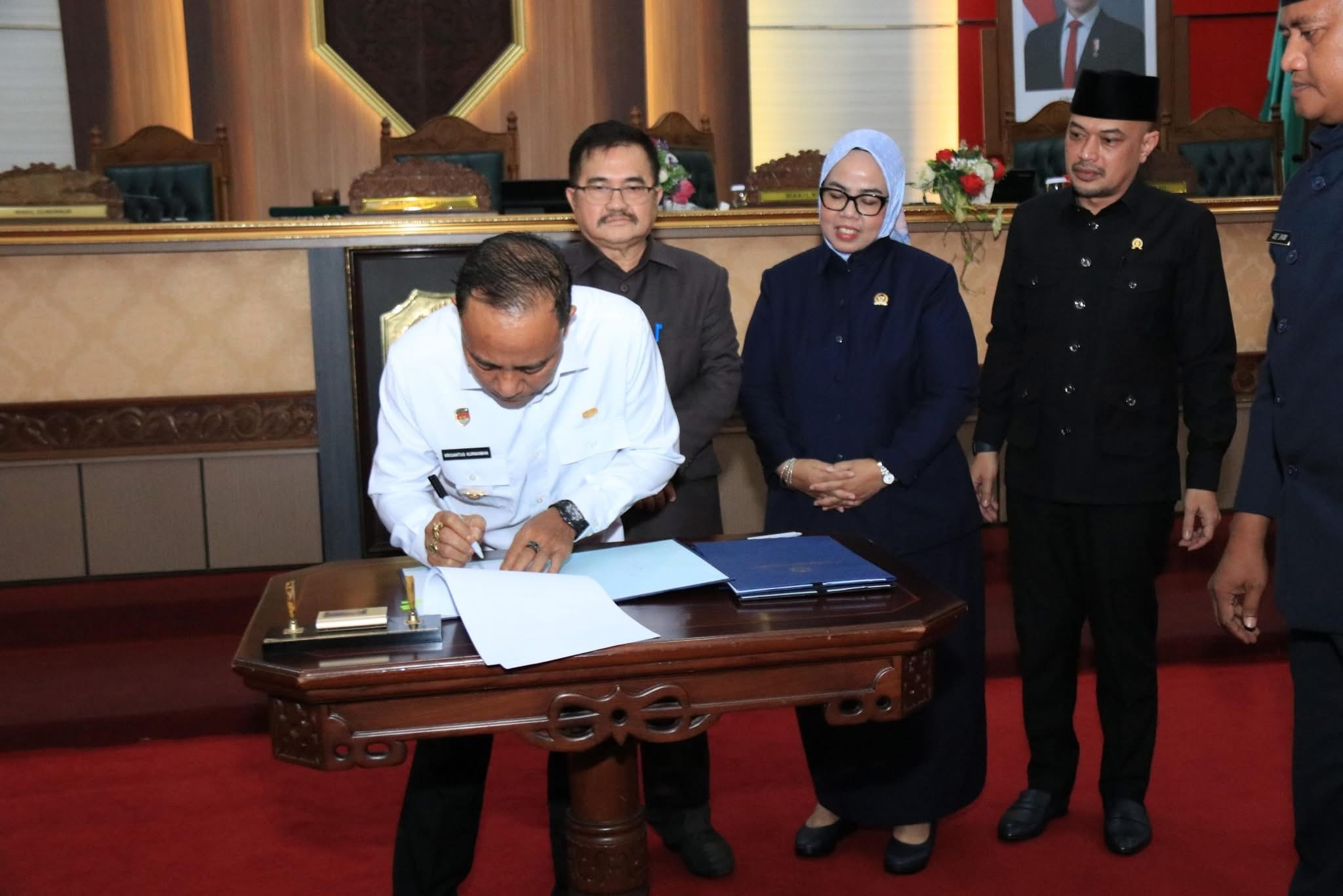 SETUJUI : Wagub Kalbar, Krisantus Kurniawan, menandatangani persetujuan tiga DOB di Ketapang, Rabu (17/9).