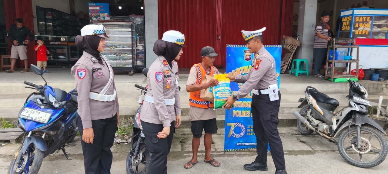 Anggota Sat Lantas Polres Landak saat melakukan bakti sosial bersama masyarakat dalam rangka HUT Lalu Lintas Bhayangkara ke 70, di Ngabang, Kabupaten Landak.