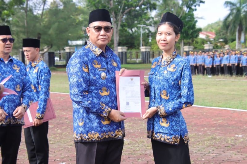 SERAHKAN: Bupati Bengkayang Sebastianus Darwis menyerahkan SK PPPK Formasi 2024 Tahap II kepada perwakilan penerima di Aula Kantor Bupati, Kamis (19/9).
