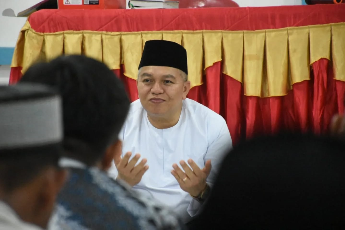 DUKUNGAN: Sekda Kubu Raya Yusran Anizam memberikan dukungan moril kepada kafilah Kubu Raya yang mengikuti MTQ XXXIII di Kapuas Hulu.