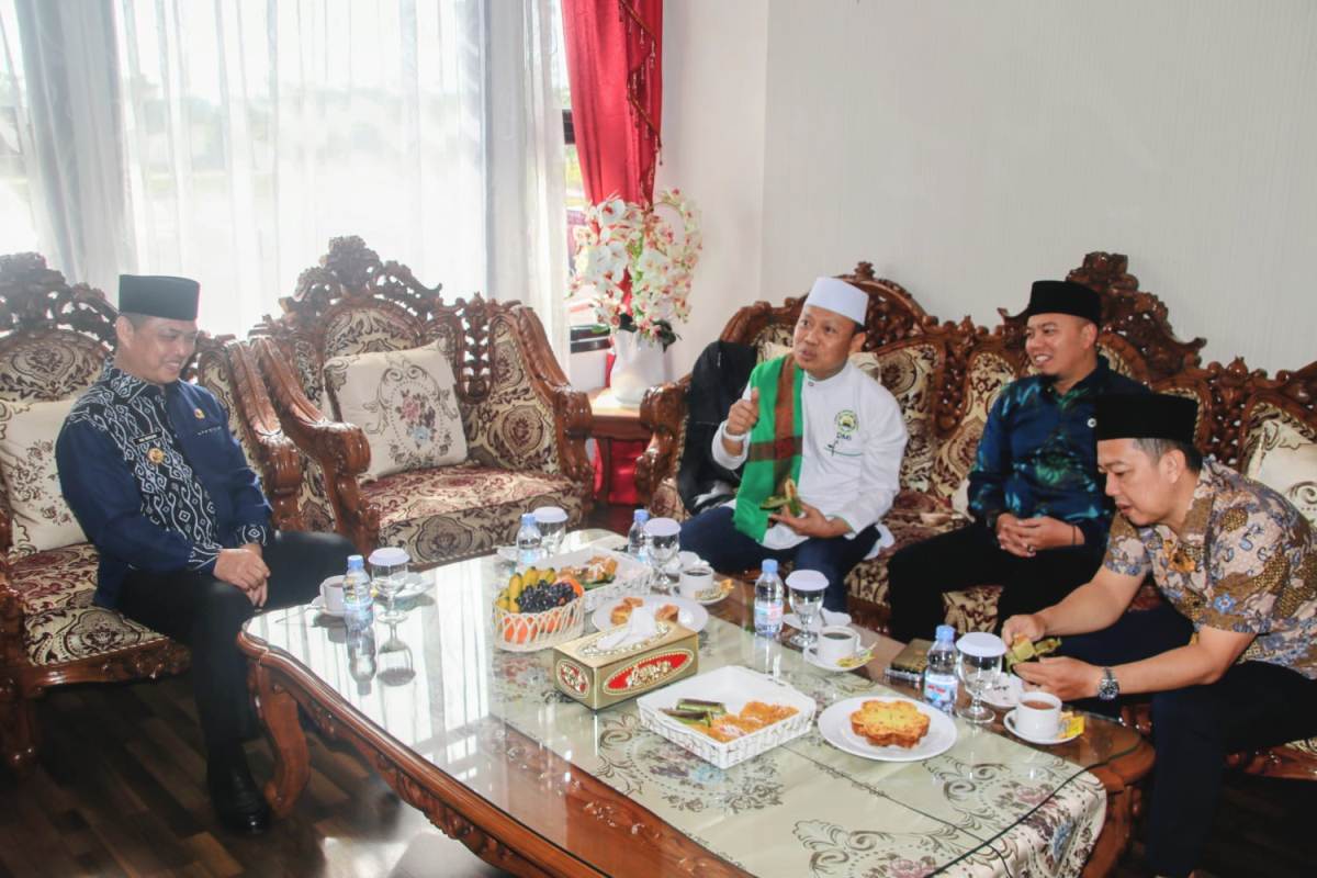 Gubernur Kalbar Ria Norsan menyabut kedatangan Ustaz Das