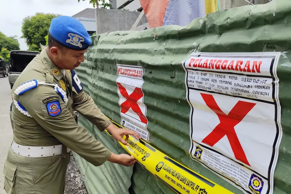 Ilustrasi Satpol PP menyegel bangunan karena tidak memiliki Izin Mendirikan Bangunan atau PBG.