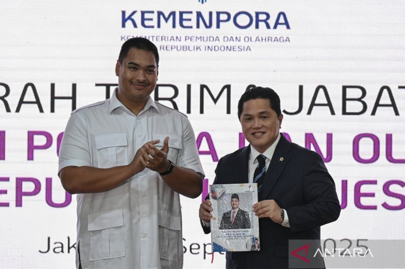 Menteri Pemuda dan Olahraga Erick Thohir (kanan) menerima memori jabatan dari pejabat lama Dito Ariotedjo (kiri) usai penandatanganan naskah serah terima jabatan di Kantor Kemenpora.