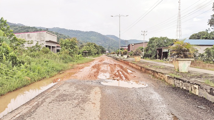 BERLUBANG : Jalan berlubang di jalan lingkar, Pangkalan Buton.