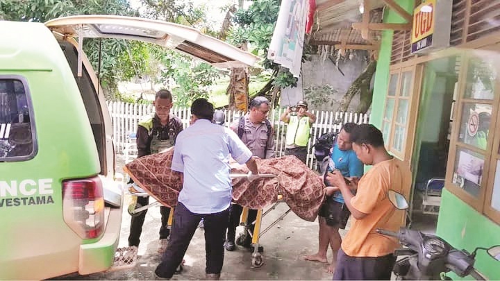 MENINGGAL : Jenazah Sabtuni dihantar ke rumah duka di Kalteng.