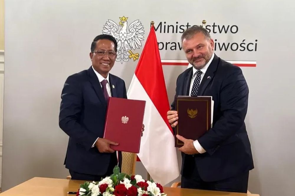 Menteri Hukum Supratman Andi Agtas dan Menteri Kehakiman Polandia Waldemar Zurek menandatangani perjanjian bantuan timbal balik dalam masalah pidana atau mutual legal assistance (MLA), Jumat (19/9)