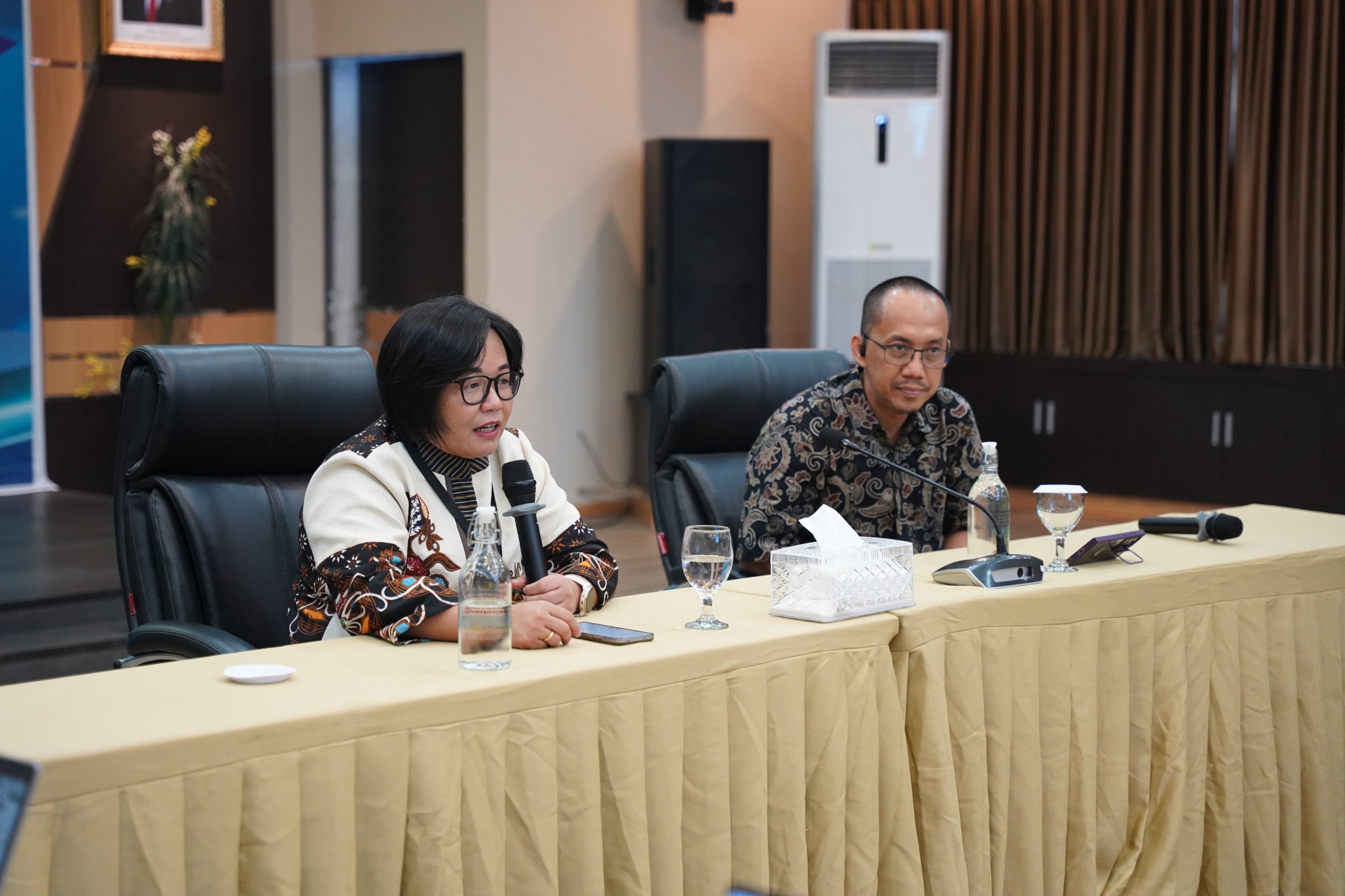 General Manager PLN UID Kalimantan Barat, Maria G.I. Gunawan, memberikan sambutan sekaligus membuka acara Final Marketing Award 2025 yang digelar di Ruang Integritas PLN UID Kalimantan Barat.