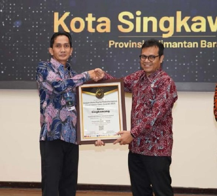 PENGHARGAAN: Kepala Diskominfo Singkawang, Evan Ernanda, menerima GM-DTGI Award 2025 dari Wamen Komunikasi dan Digital RI, Nezar Patria, di UGM Yogyakarta pada Kamis (18/9).