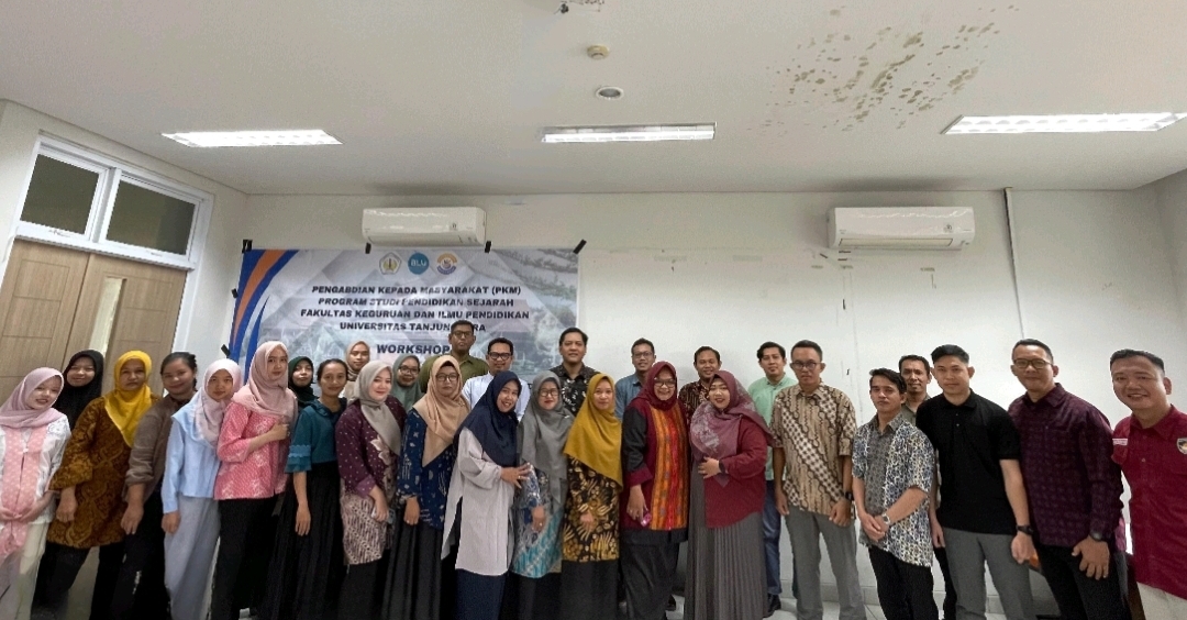 Foto bersama Tim PKM Prodi Pendidikan Sejarah FKIP Untan bersama peserta workshop pembuatan media pembelajaran digital berbasis Prezi di Gedung Kuliah Bersama B Untan, Sabtu (20/9/2025).