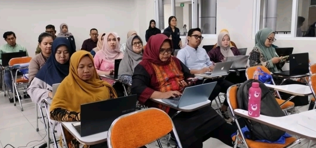 Suasana workshop pembuatan media pembelajaran sejarah berbasis aplikasi Prezi yang digelar Tim PKM Prodi Pendidikan Sejarah FKIP Untan, Sabtu (20/9/2025).