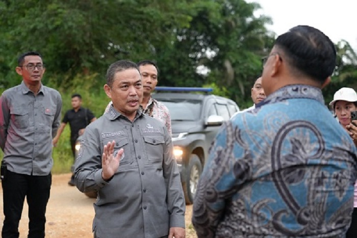 TINJAU: Gubernur Kalbar Ria Norsan meninjau kondisi jalan yang menghubungkan Nahaya&ndash;Simpang Amboyo Selatan di Kabupaten Landak.