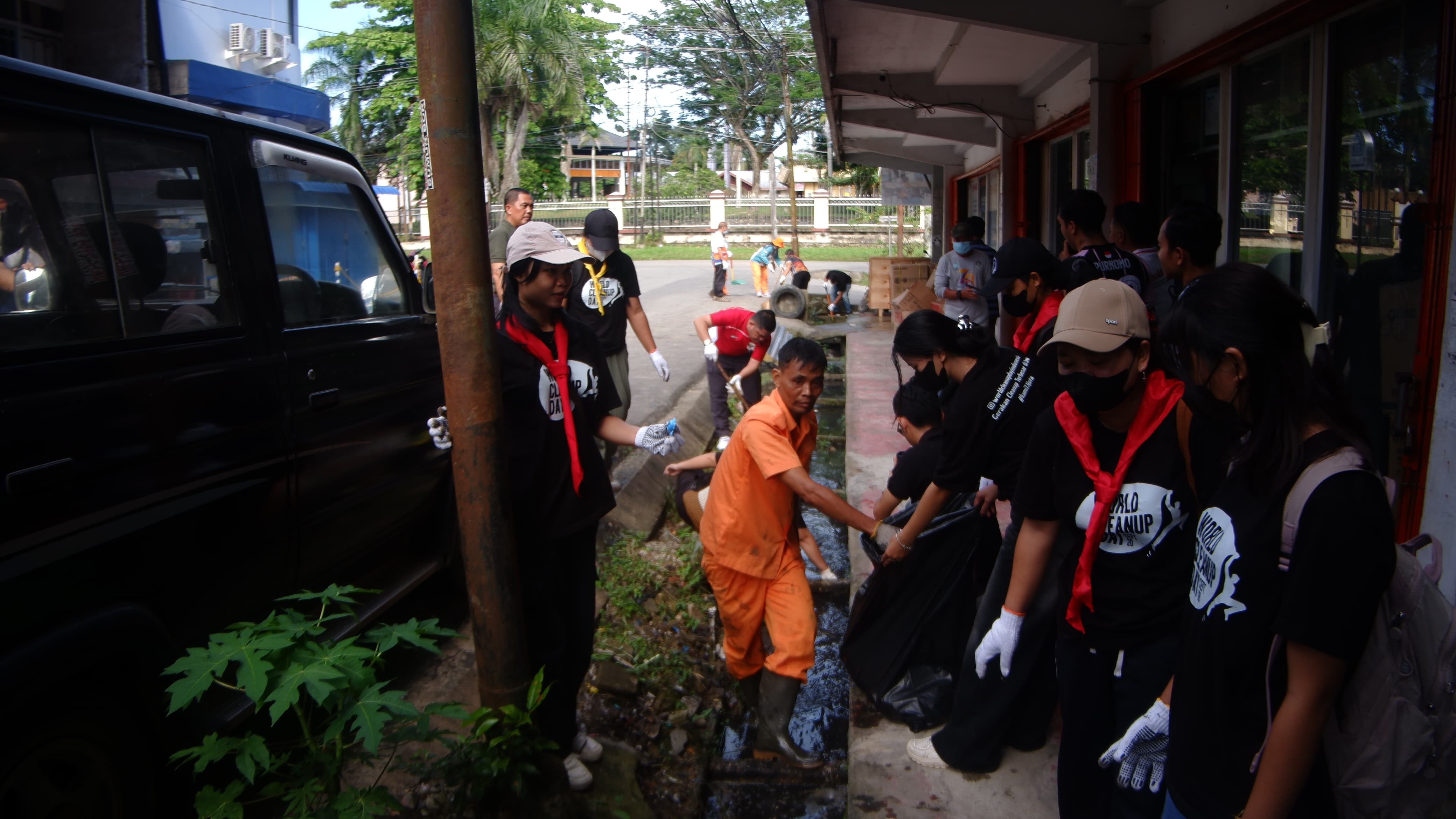 BERSIH : Warga Kabupaten Landak, terdiri dari pelajar, mahasiswa, TNI/Polri, dan instansi pemerintahaan saat bergotong royong membersihkan kawasan pasar dalam rangka World Cleanup Day di Landak.
